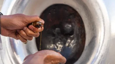 رمضان يرفع إيقاع العطر… 35 مبخرة يومياً و13 ألف لتر لتعطير المسجد الحرام