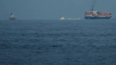 إصابة سفينة بـ«مقذوف» قبالة سواحل الإمارات بالقرب من مضيق هرمز