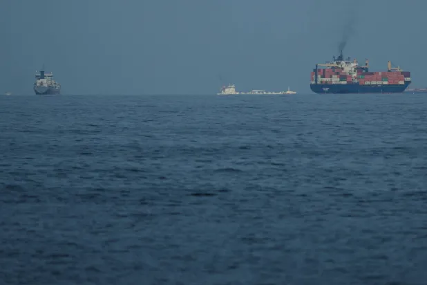 إصابة سفينة بـ«مقذوف» قبالة سواحل الإمارات بالقرب من مضيق هرمز