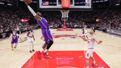 «إن بي إيه»: دونتشيتش وجيمس يقودان ليكرز لفوزه السابع توالياً