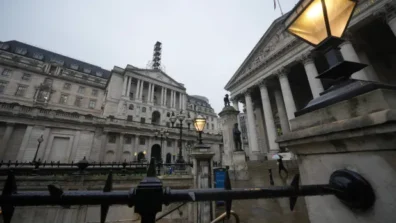 بنك إنجلترا يبقي الفائدة من دون تغيير بسبب الحرب