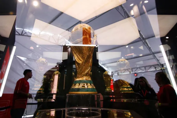 «فيفا» يعلن أن «كأس العالم» مصدر دخله الرئيسي… ويدعو إلى السلام