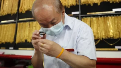 الذهب يحاول الصمود فوق 4700 دولار… وشبح التشدد النقدي يطارده