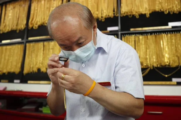 الذهب يحاول الصمود فوق 4700 دولار… وشبح التشدد النقدي يطارده