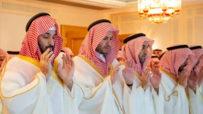 ولي العهد السعودي يؤدي صلاة عيد الفطر في المسجد الحرام