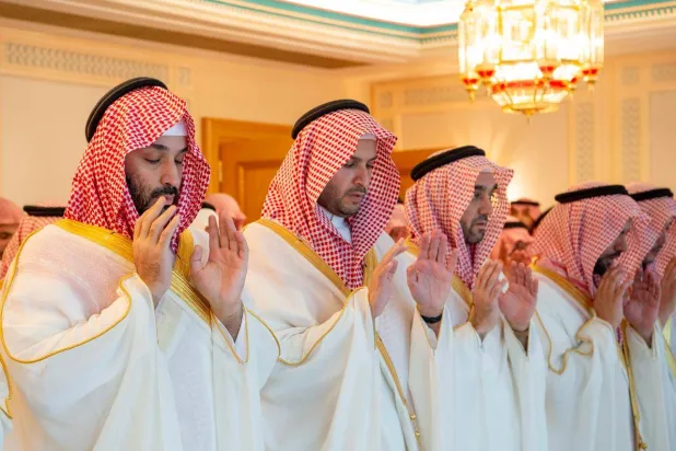 ولي العهد السعودي يؤدي صلاة عيد الفطر في المسجد الحرام