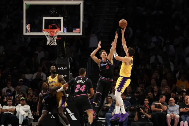 «إن بي إيه»: دونتشيتش يسجل 60 نقطة وليكرز يفوز في المباراة الثامنة توالياً