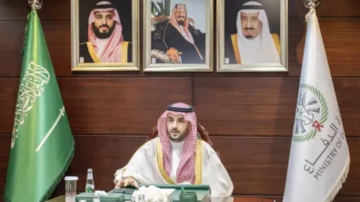 خالد بن سلمان ينقل إشادة القيادة بالدور البطولي للقوات المسلحة