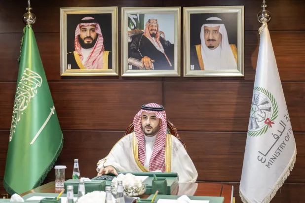 خالد بن سلمان ينقل إشادة القيادة بالدور البطولي للقوات المسلحة