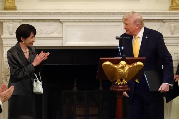 تاكايتشي تعلن أن اليابان قد تبدأ بتخزين النفط الأميركي محلياً