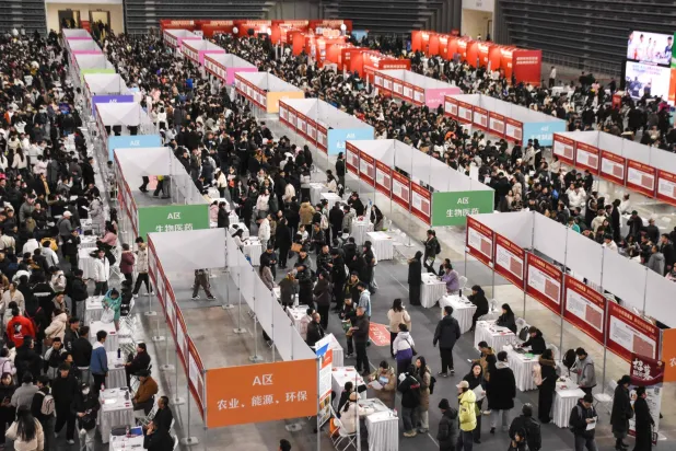 الصين تشدد الرقابة المالية وتفتح التمويل الخارجي