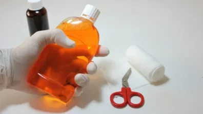 من تنظيف الجروح إلى تبييض الأسنان… ما أبرز استخدامات بيروكسيد الهيدروجين؟