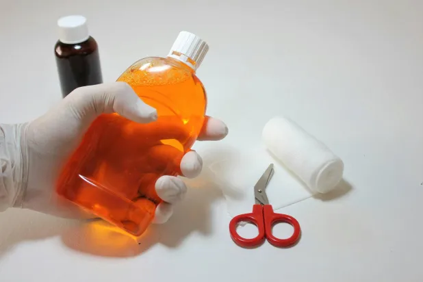 من تنظيف الجروح إلى تبييض الأسنان… ما أبرز استخدامات بيروكسيد الهيدروجين؟