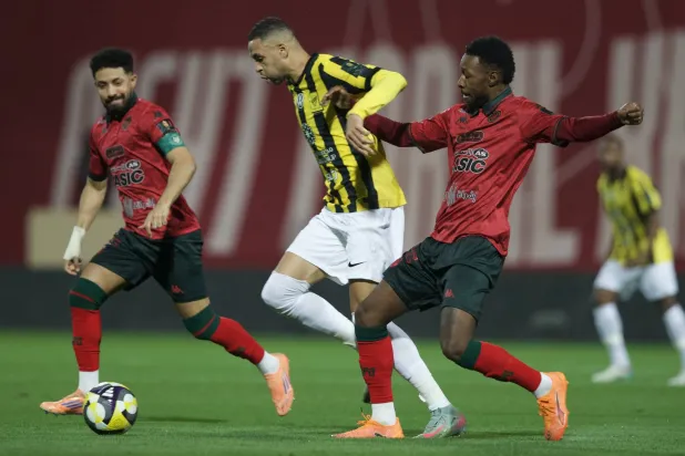 «قطبا جدة» بين هاجس ضغط المباريات… والفوضى الفنية