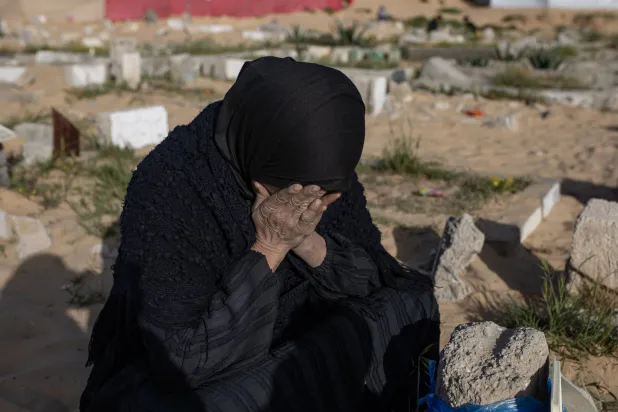 آثار الحرب تخيّم على أجواء عيدَي الفطر والأم في قطاع غزة