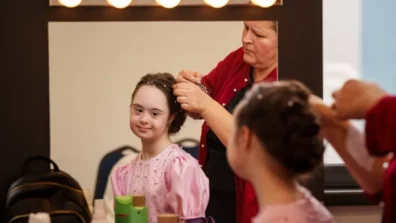 عارضات مُصابات بـ«متلازمة داون» يسرقن الأضواء في بوخارست