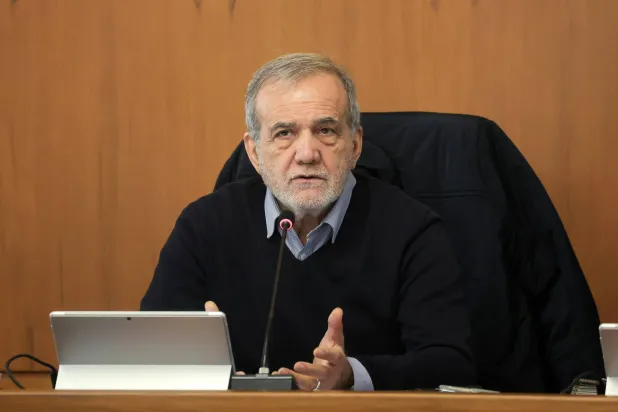 بزشكيان يدعو مجموعة «بريكس» إلى لعب دور مستقل في «وقف الاعتداءات ضد إيران»