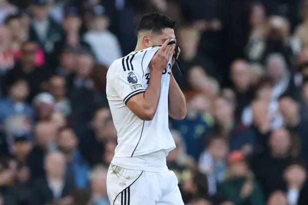 خيمينيز مهاجم فولهام يحتفل باكياً بهدفه بسبب وفاة والده