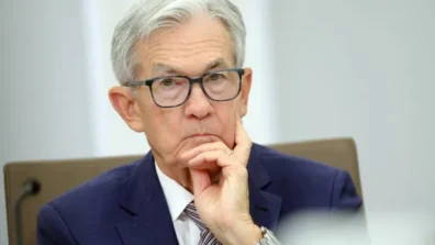 باول يواجه هجمات ترمب بـ «إرث فولكر»: الاستقلالية والنزاهة متلازمتان