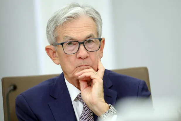 باول يواجه هجمات ترمب بـ «إرث فولكر»: الاستقلالية والنزاهة متلازمتان