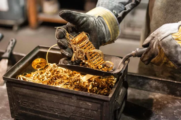 لماذا يهرب المستثمرون من الذهب في ذروة الحرب؟