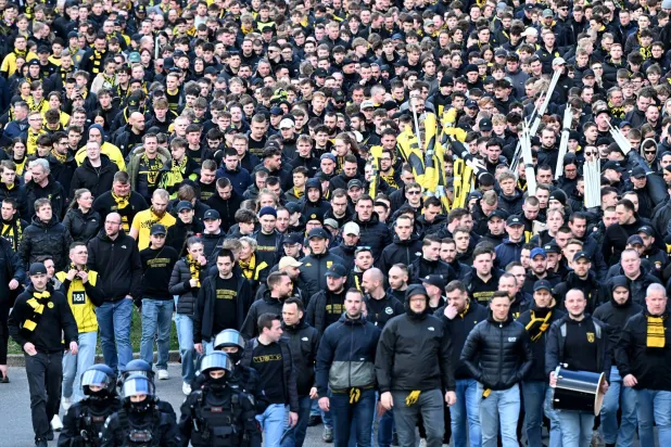 اعتقال 152 شخصاً بعد شجار بين مشجعي دورتموند وهامبورغ