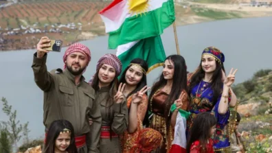 إنزال العلم السوري من عين عرب والقامشلي يثير التوترات في سوريا