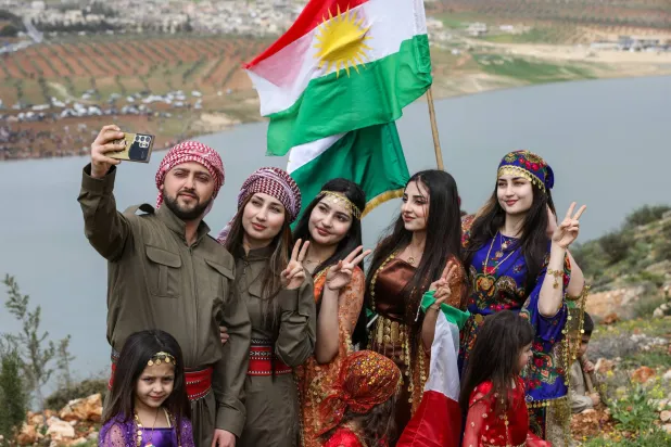 إنزال العلم السوري من عين عرب والقامشلي يثير التوترات في سوريا