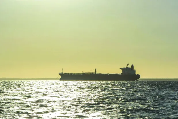 الاعتداءات  الإيرانية تتواصل والدفاعات الخليجية تتصدى