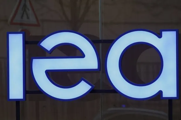 وكالة الطاقة الدولية تناقش إمكانية الإفراج عن المزيد من مخزونات النفط