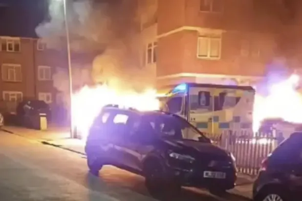 شرطة لندن: إضرام النيران في 4 سيارات إسعاف تابعة لمنظمة يهودية