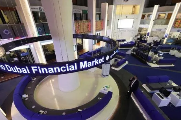 سوق دبي تهبط 2 % في مستهل التعاملات… والأسهم القيادية في أبوظبي تحت الضغط