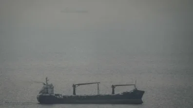 روسيا تعارض إغلاق مضيق هرمز وتحذر من تهديد محطة بوشهر