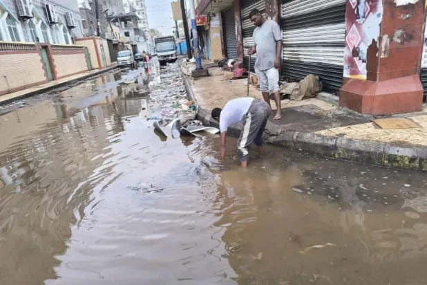 مياه الأمطار تغمر شوارع عدن