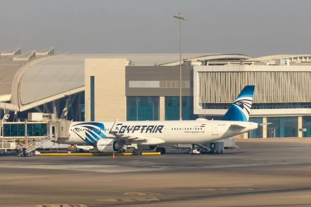 «مصر للطيران» تتهم صناع «السلم والثعبان 2» بـ«الإساءة»