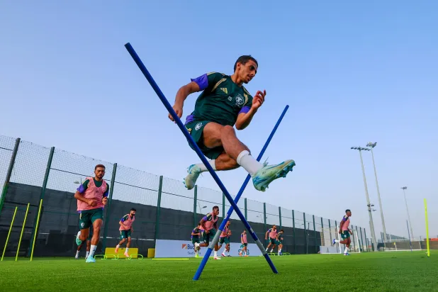 الأخضر «الرديف» يجري مناورة في معسكر جدة