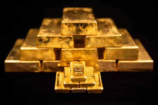 الذهب يمحو مكاسب «الهدنة» ويعمق خسائره إلى 2% بضغط من الدولار