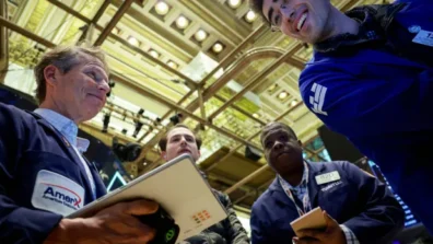 «أبولو» تنضم إلى عمالقة الائتمان الخاص بتقييد السحوبات لمواجهة نزيف السيولة