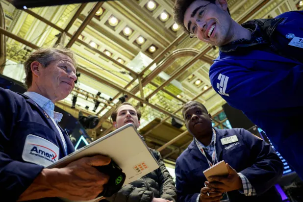 «أبولو» تنضم إلى عمالقة الائتمان الخاص بتقييد السحوبات لمواجهة نزيف السيولة