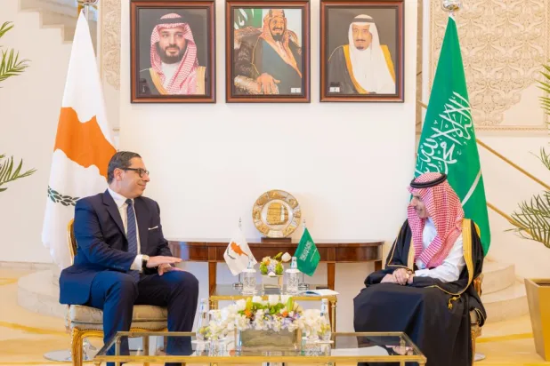 وزير الخارجية السعودي يبحث مستجدات التصعيد مع نظيره القبرصي