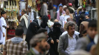 تجار حوثيون يغرقون صنعاء بأصناف من الألعاب النارية الخطرة