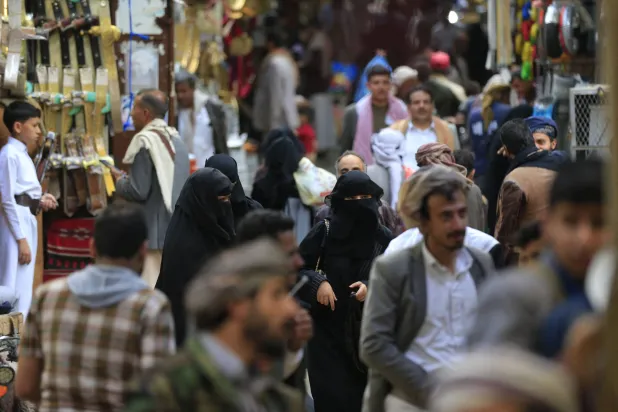 تجار حوثيون يغرقون صنعاء بأصناف من الألعاب النارية الخطرة