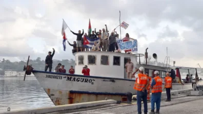 رسو أولى سفن أسطول المساعدات لكوبا في هافانا