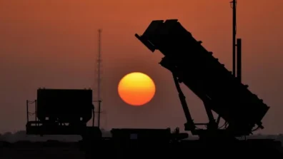 «الدفاعات» السعودية تتصدى لـ«باليستي» و13 «مسيّرة» في الشرقية