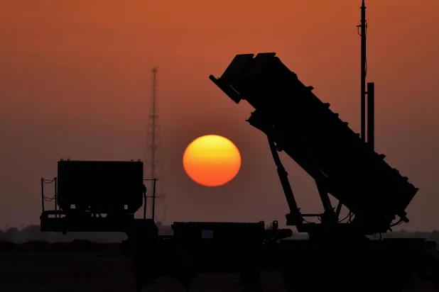 «الدفاعات» السعودية تتصدى لـ«باليستي» و13 «مسيّرة» في الشرقية