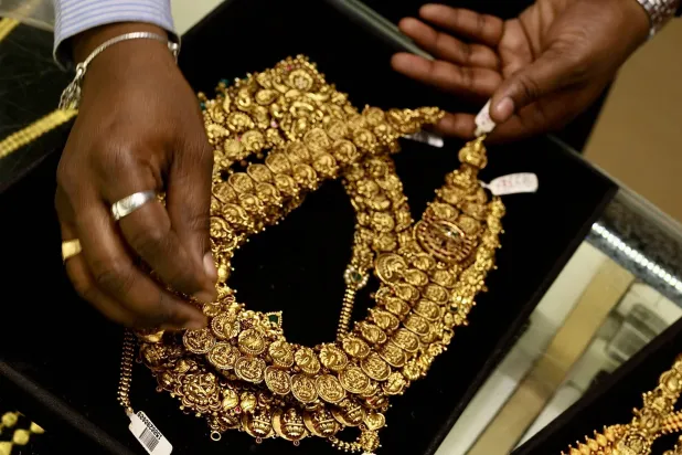 الذهب يستعيد بريقه… قفزة بـ2 % مع انحسار سطوة الدولار