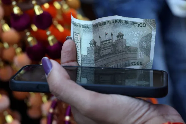 تضارب الأنباء بين واشنطن وطهران يضع متداولي العملات في حالة استنفار وإرهاق