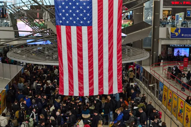 انقسام حزبي حول «آيس» يُعمّق أزمة المطارات الأميركية ويُعرقل التسوية