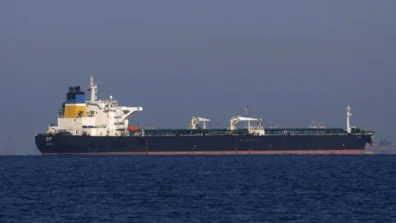 بريطانيا تسمح للجيش باعتلاء ناقلات «أسطول الظل» الروسي