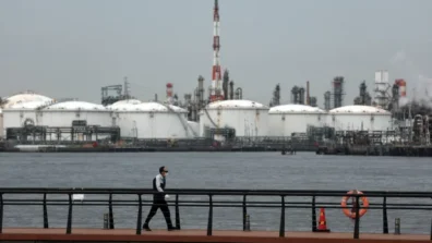 النفط يرتفع مجدداً مع إعادة المستثمرين تقييم آفاق وقف إطلاق النار بالشرق الأوسط